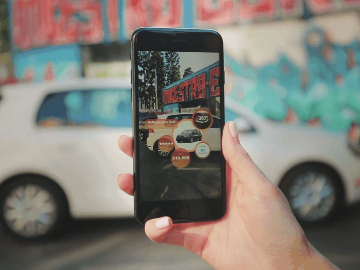 Smartphone en réalité augmentée devant un mur de graffitis