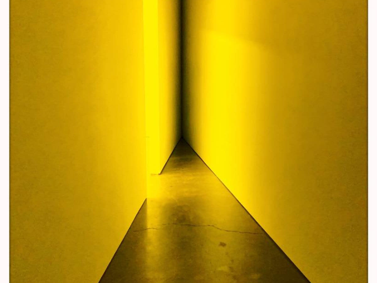Couloir baigné de lumière jaune